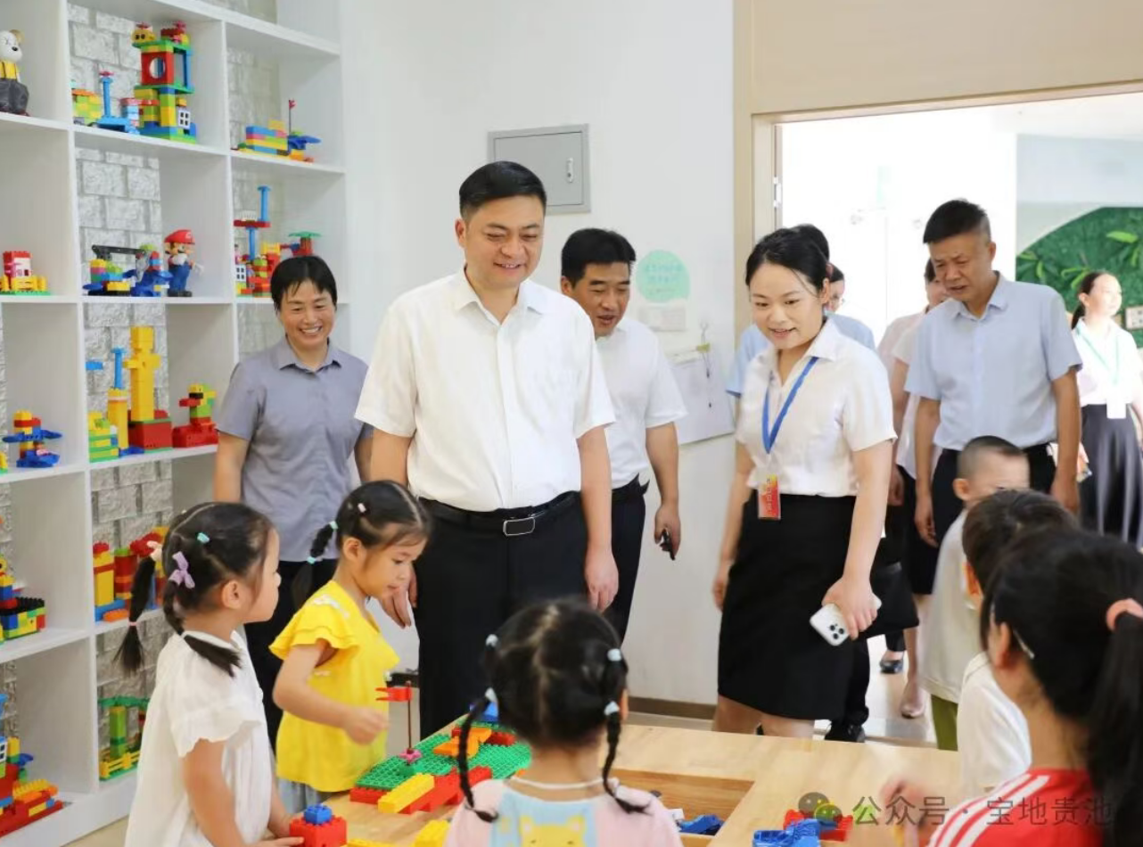 何剛錢松看望慰問教師代表和教育工作者